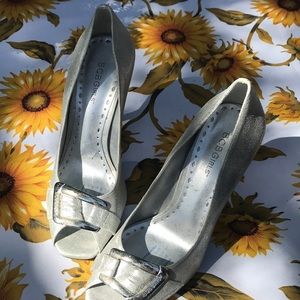 Great look with that gorgeous gown—sparkly!!